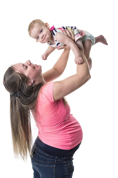 Zwangere vrouw bedrijf baby in de lucht boven witte achtergrond — Stockfoto