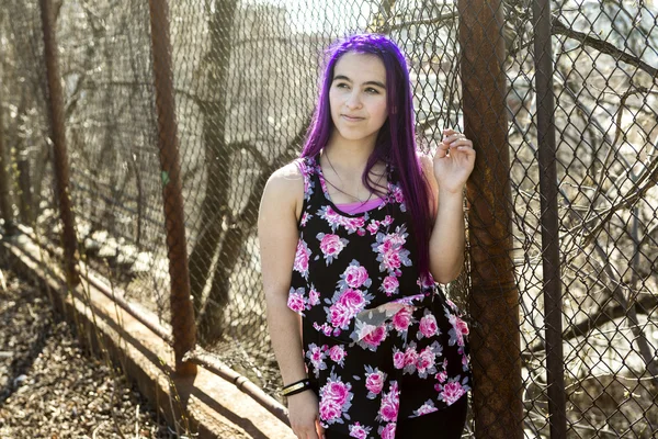 Fille portrait extérieur avec les cheveux violets — Photo