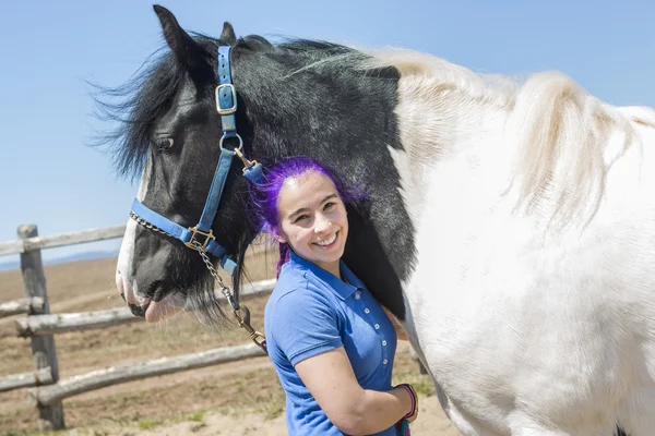 Hermosa chica adolescente en la granja con su caballo . — Foto de Stock