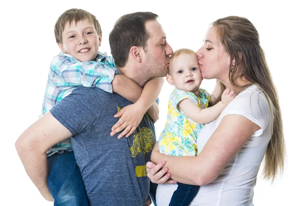 Junge Familie mit zwei Kindern — Stockfoto