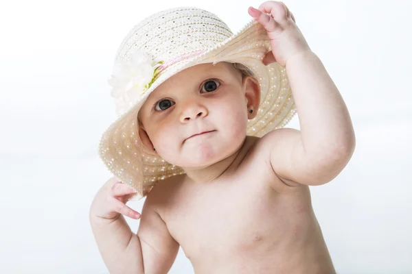 Baby flicka visar hatt isolerad på vit bakgrund — Stockfoto