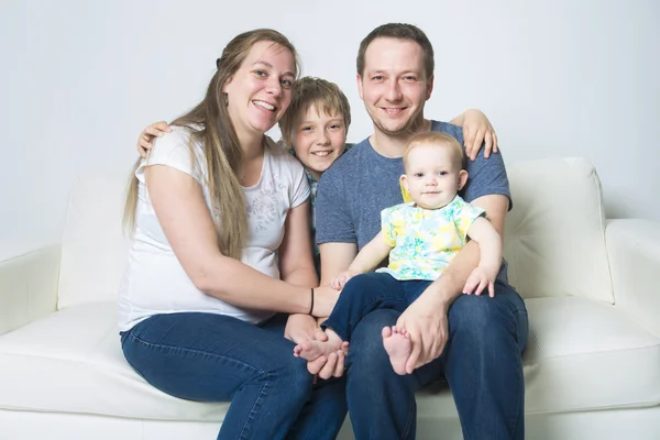 Família jovem com dois filhos — Fotografia de Stock