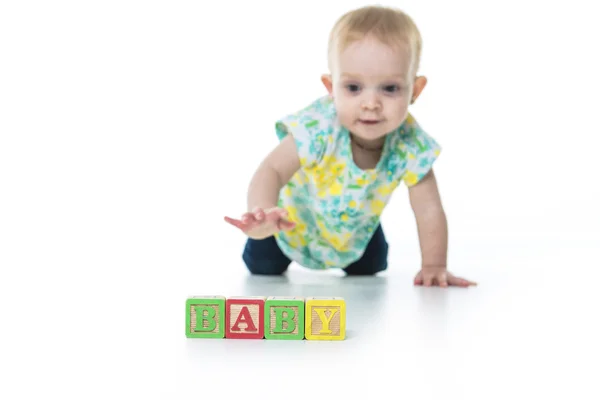 Счастливый ребенок играет игрушки блоки изолированы на белом фоне — стоковое фото