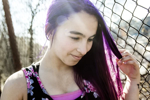 Dívka mimo portrét s fialovými vlasy — Stock fotografie