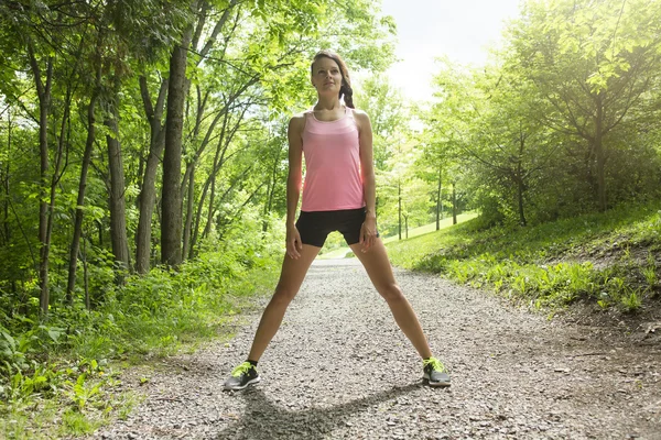 Mujer deportiva corriendo al aire libre en el parque —  Fotos de Stock