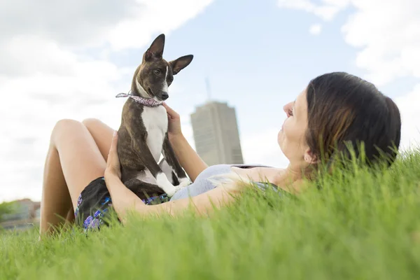 Jente med hund i parken – stockfoto