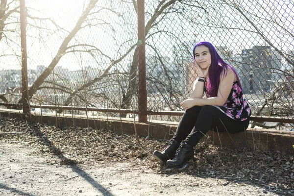 Fille portrait extérieur avec les cheveux violets — Photo