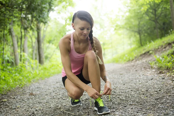 Sportliche Frau läuft im Park im Freien — Stockfoto