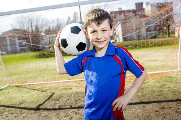 Guapo adolescente chico fútbol —  Fotos de Stock