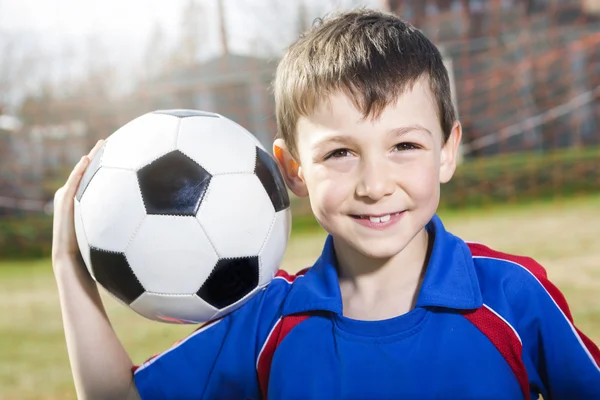Knappe tiener jongen voetbal — Stockfoto