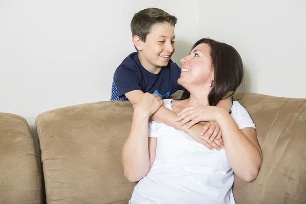 Mãe com filho, família feliz em casa, diversão — Fotografia de Stock