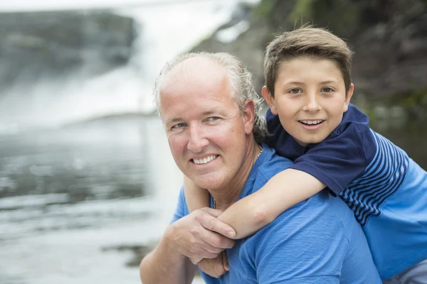 Vader en zoon buiten — Stockfoto