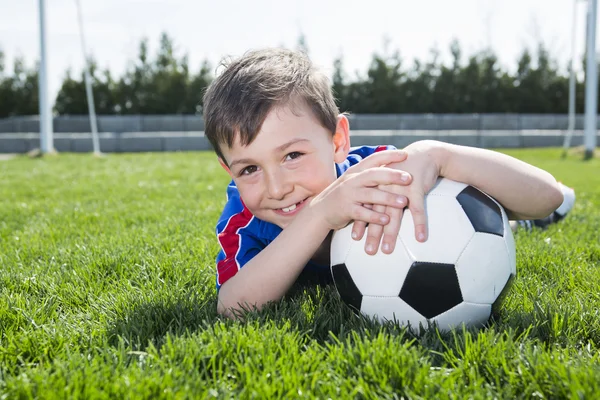 Bello adolescente ragazzo calcio — Foto Stock