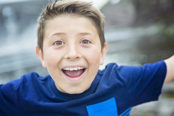 Primer plano de un lindo niño de 8 años —  Fotos de Stock