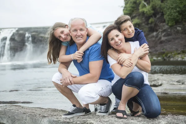 Família alegre na área da cachoeira retrato — Fotografia de Stock