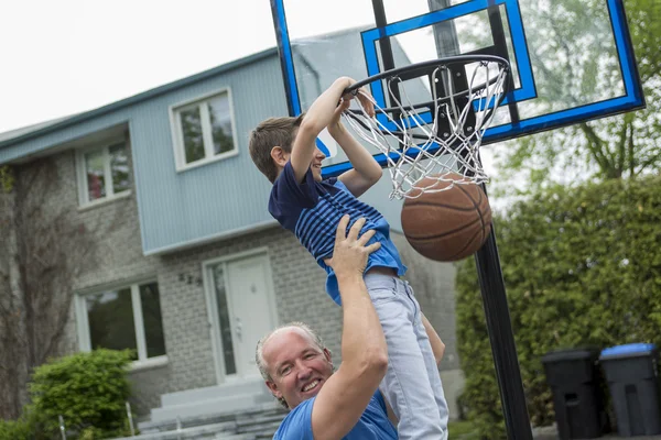 Image du jeune homme et de son fils jouant au basket — Photo