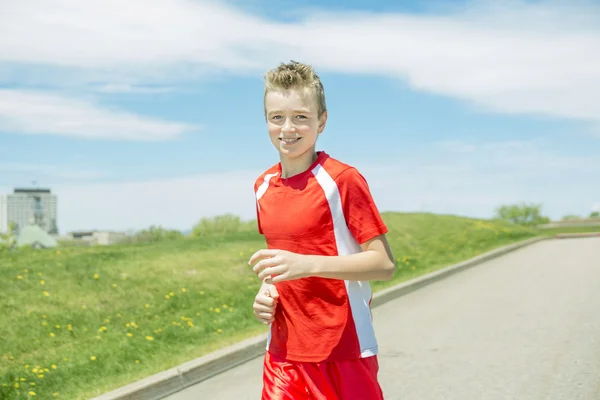 Teen boy correre al di fuori in un giorno luce — Foto Stock