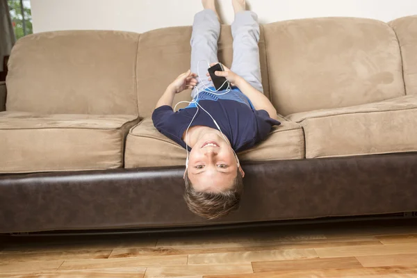 Kind sitzt zu Hause auf Sofa — Stockfoto