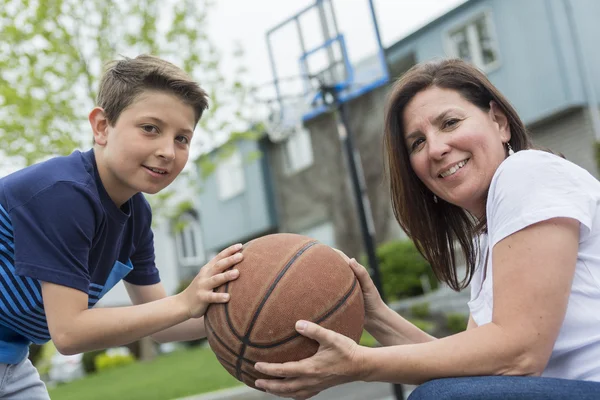 Famille heureuse s'amuser dehors avec un basket . — Photo