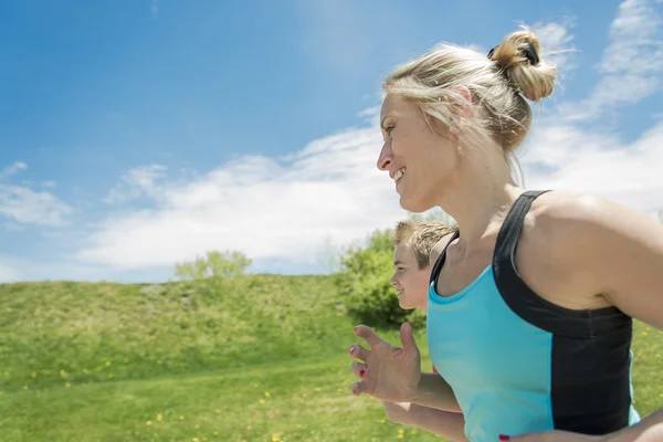 Familj, mor och son är igång eller jogging för idrott utomhus — Stockfoto