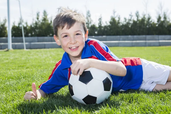 ハンサムなティーンエイ ジャーの少年サッカー — ストック写真