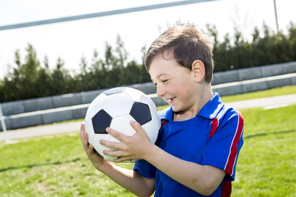 Beau adolescent garçon football — Photo