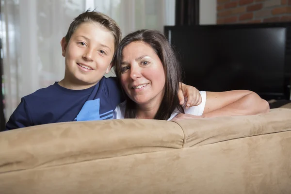 Gelukkig moeder met haar kleine kinderen thuis — Stockfoto