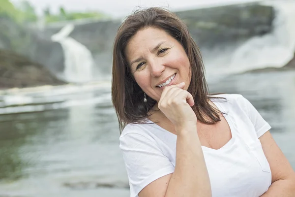 Pretty brunette adult woman portrait smiling outside — Stock Photo, Image