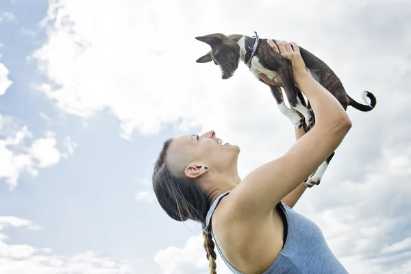 Jente med hund i parken – stockfoto