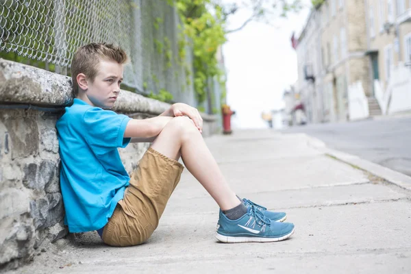 Jongen in de stad — Stockfoto