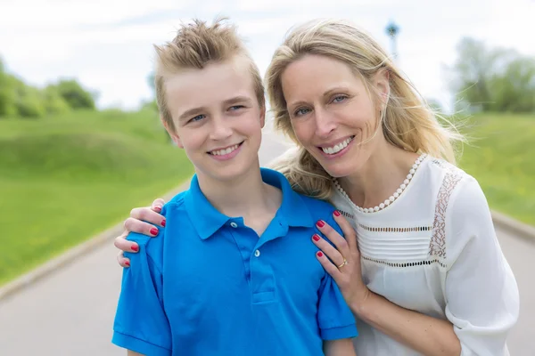 Zomer portret van de moeder en zoon buiten op een weg — Stockfoto