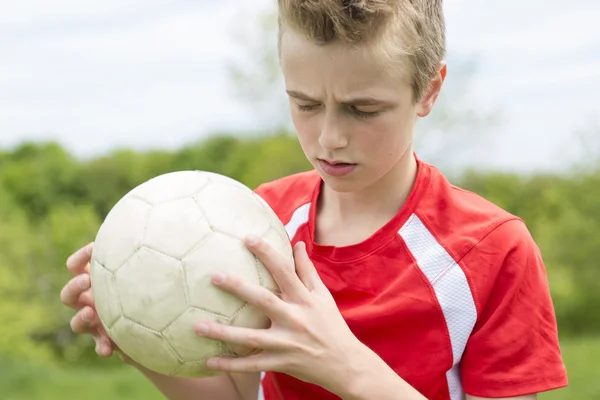 Aktiva lycklig pojke, ha roligt utomhus, spela fotboll i sportig sommar — Stockfoto