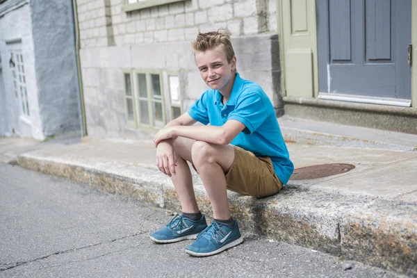 Jongen in de stad — Stockfoto