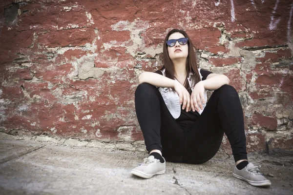 Portrait of young beautiful woman in urban background — Stock Photo, Image