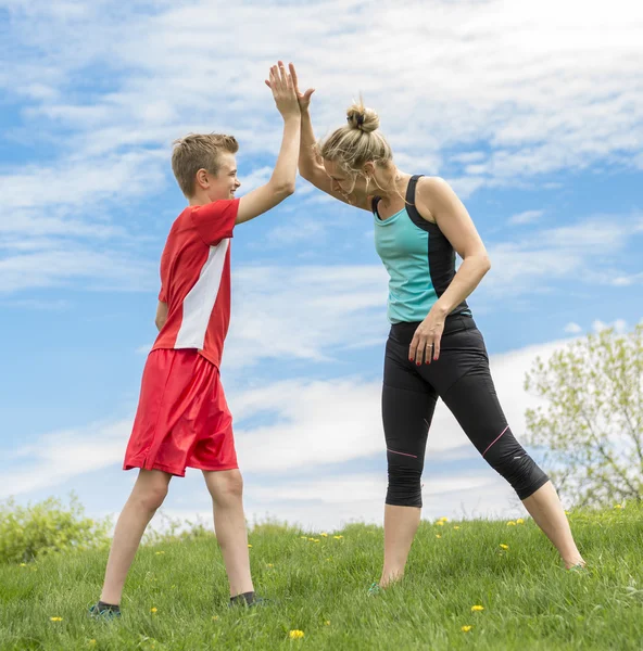 Familie, mor og sønn jogger eller jogger ute – stockfoto