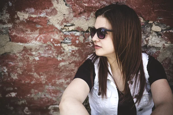 Retrato de joven mujer hermosa en el fondo urbano —  Fotos de Stock