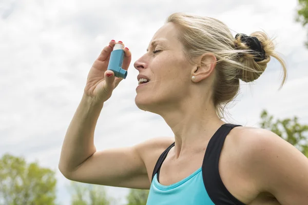 Frauen, die eine Asthmakrise im Freien haben — Stockfoto