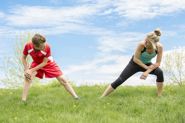 Familia, madre e hijo corren o trotan para practicar deporte al aire libre — Foto de Stock