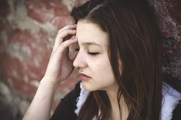 Menina triste com rosto mocional — Fotografia de Stock