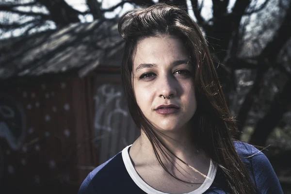 Girl by Old Barn — Stock Photo, Image