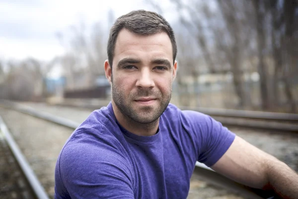 Beau portrait de jeune homme sur le chemin de fer — Photo