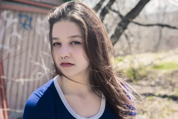 Menina por Old Barn — Fotografia de Stock