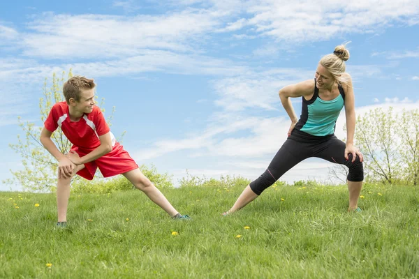 Famille, mère et fils courent ou font du jogging pour le sport en plein air — Photo