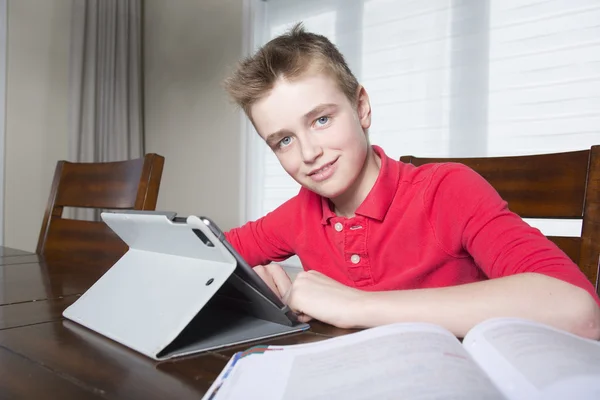 Garçon faire ses devoirs à la maison — Photo