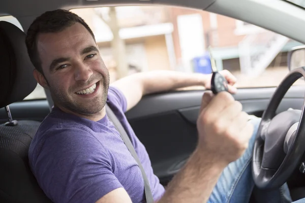 De eigenaar van de jonge man met zijn auto — Stockfoto