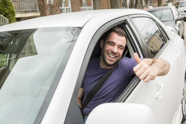 Junger Besitzer mit seinem Auto — Stockfoto