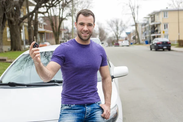 Unga ägare mannen med sin bil — Stockfoto