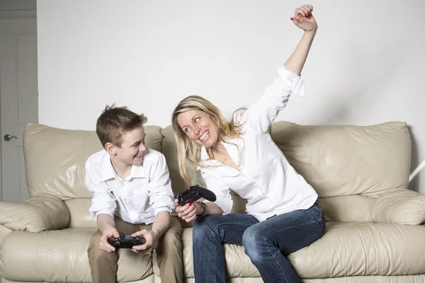 母と子のビデオ ゲームをプレイ — ストック写真