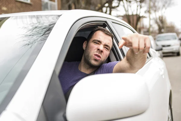 Jovem proprietário homem com seu carro — Fotografia de Stock