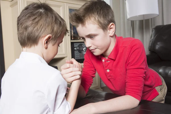 Brothers compete in arm wrestling — Stock Photo, Image